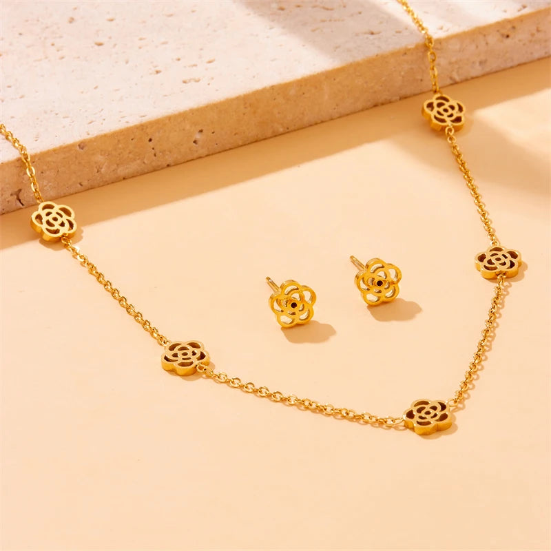 Conjunto Hermes Import Camélia Dourada em Aço Inoxidável 316L – Colar, Pulseira e Brinco