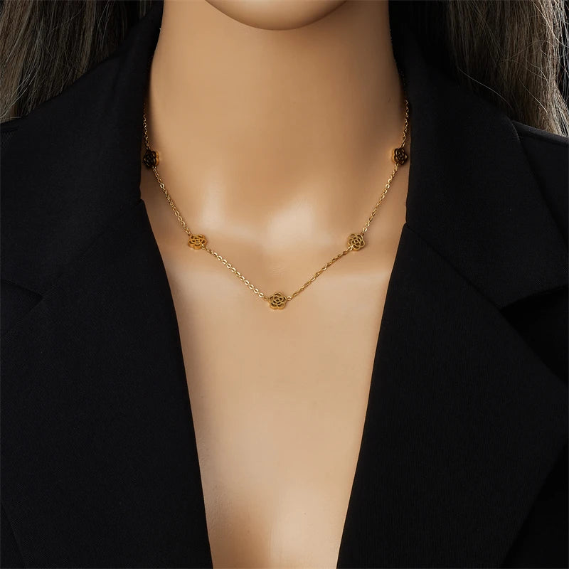 Conjunto Hermes Import Camélia Dourada em Aço Inoxidável 316L – Colar, Pulseira e Brinco