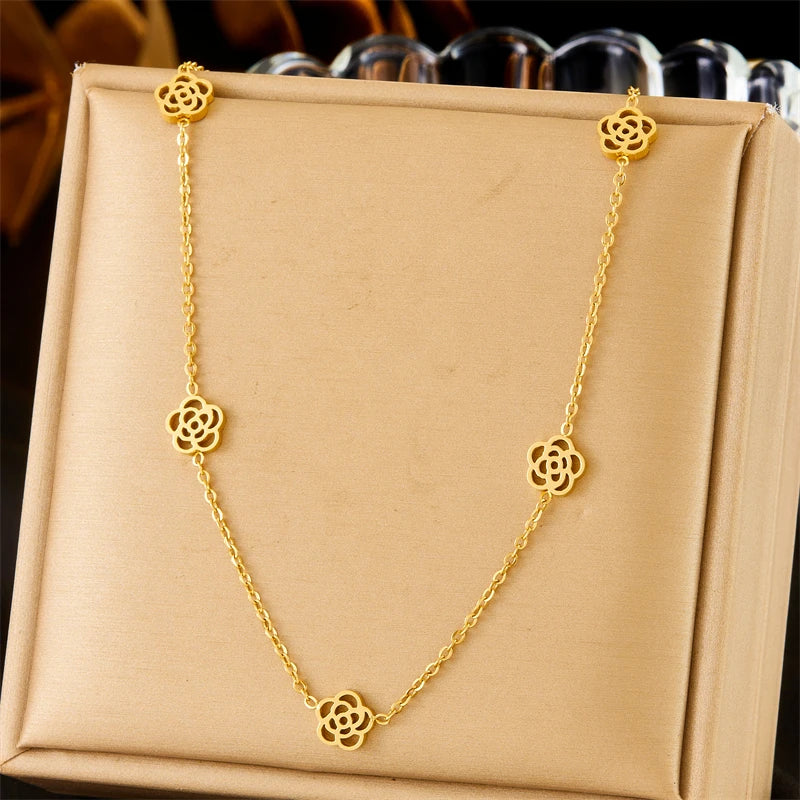 Conjunto Hermes Import Camélia Dourada em Aço Inoxidável 316L – Colar, Pulseira e Brinco