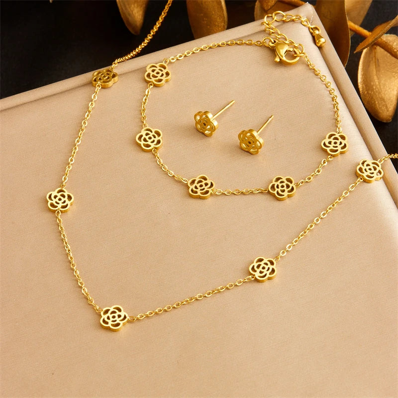 Conjunto Hermes Import Camélia Dourada em Aço Inoxidável 316L – Colar, Pulseira e Brinco
