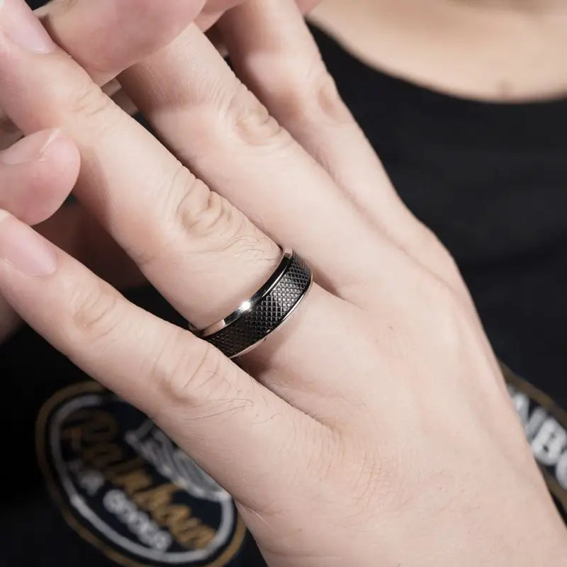 Anel Masculino Hermes Import em Aço Cirúrgico Preto e Branco – Design Ocidental Moderno
